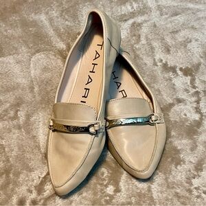 Tahari Girl Adithya Champagne Pointy Toe Loafers Gold Bar Accent Size 6